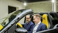 Skema warna yang dipilih juga merupakan penghormatan bagi smart generasi pertama dengan bagian depan eksterior berwarna kuning cerah. Foto: Dok. Daimler