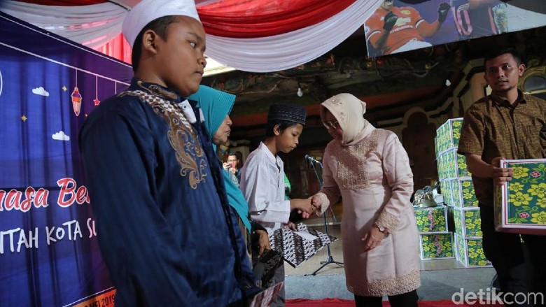 Bukber di Eks Lokalisasi Dolly, Risma Janjikan Beasiswa Bukber di Eks Lokalisasi Dolly, Risma Janjikan Beasiswa