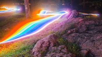 Seri Rainbow Road dibuat oleh Daniel karena terinspirasi dari khayalannya menciptakan sihir di dunia nyata. Menurutnya, dunia nyata terlihat suram dan membosankan, sehingga perlu sedikit sentuhan surealisme dan warna yang akan terlihat menyenangkan. Foto: Daniel Mercandante via Brainberries
