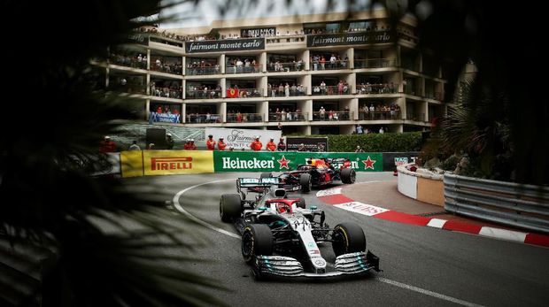 Lewis Hamilton ditempel ketat Max Verstappen. (