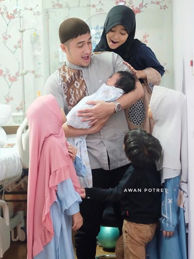 Selamat! Irfan Hakim Dikaruniai Anak Kelima Selamat! Irfan Hakim Dikaruniai Anak Kelima