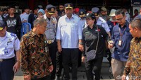 Menteri Perhubungan (Menhub) Budi Karya Sumadi saat mengecek persiapan pelayanan mudik Lebaran di Terminal Kampung Rambutan, Jakarta Timur.