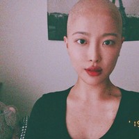 Semangatnya ini bikin netizen terharu. Meski sakit, namun Dawn selalu tersenyum dan masih bisa bercanda dengan orang sekitarnya. Seperti saat momen dia menggunduli rambutnya di salon. Kepada hair stylisthnya, Dawn sempat bercanda bahwa bentuk kepalanya kini mirip kiwi. Foto: dok. Instagram