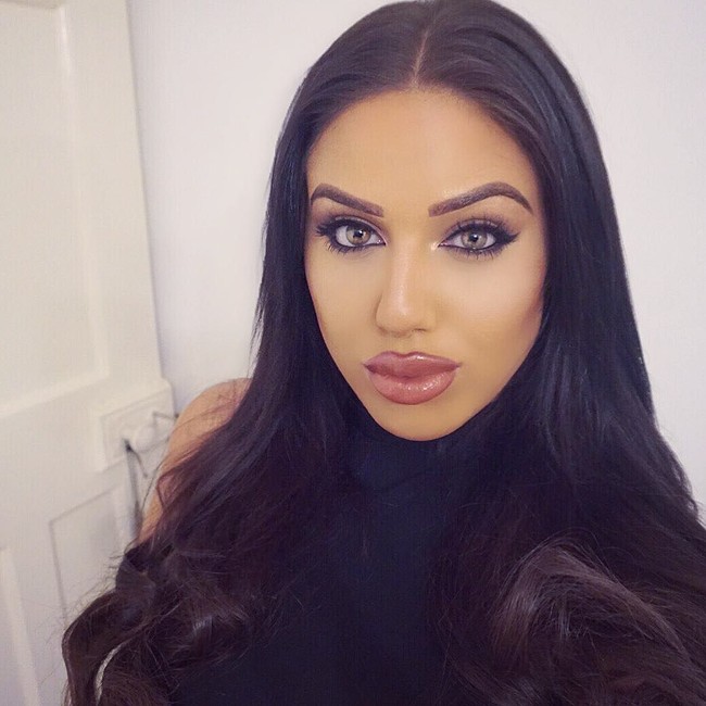 Wanita keturunan Iran itu dikontrak untuk tampil di acara Love Island, reality show cari jodoh. Dalam acara tersebut para kontestannya dipilih dari bentuk tubuhnya yang seksi dan menarik.  Foto: dok. Instagram