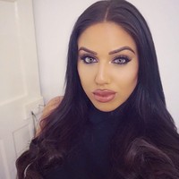 Wanita keturunan Iran itu dikontrak untuk tampil di acara Love Island, reality show cari jodoh. Dalam acara tersebut para kontestannya dipilih dari bentuk tubuhnya yang seksi dan menarik.  Foto: dok. Instagram