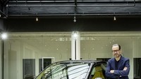 Warna kuning bagian depan tersebut bagaikan tumpahan cat yang digradasi bagian belakang warna hitam plus decal bertuliskan #21 berwarna abu di bawah gagang pintu. Foto: Dok. Daimler
