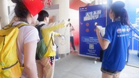 Sambil menunggu pertandingan, penonton juga bisa bermain game di sejumlah booth.