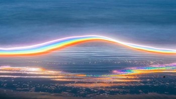 Dalam beberapa foto berikutnya dalam seri Rainbow Road, Daniel mulai bermain dengan subjek manusia dan kehidupan. Dia juga ingin memasukkan lebih banyak orang dan mungkin beberapa binatang untuk menceritakan bahwa jalan pelangi itu tak sekadar jalan, namun ada makhluk yang mungkin ingin mengikutinya. Foto: Daniel Mercandante via Brainberries