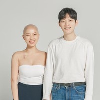 Momen haru yang diabadikan di Youtube-nya itu pun terus berlanjut. Dawn menunjukkan penampilan barunya ke pacarnya. Pada awalnya, Dawn malu menunjukkan kepala botaknya ke kekasihnya. Ia masih terus menggunakan topinya. Lalu sang kekasih memberikan topi baru untuknya. Foto: dok. Instagram, Youtube