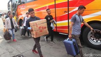 Sejumlah penumpang mulai berdatangan untuk membeli tiket mudik lebaran.
