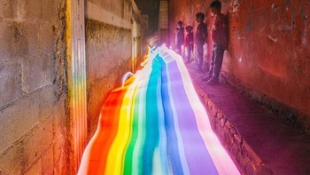 Dinamai Rainbow Road sesuai namanya, seri karyanya yang satu ini bisa dapat ditebak, berisi foto-foto  jalan berwarna pelangi yang membentang di berbagai medan mulai dari sungai, hutan, ladang, pantai dan lain-lain. Foto: Daniel Mercandante via Brainberries
