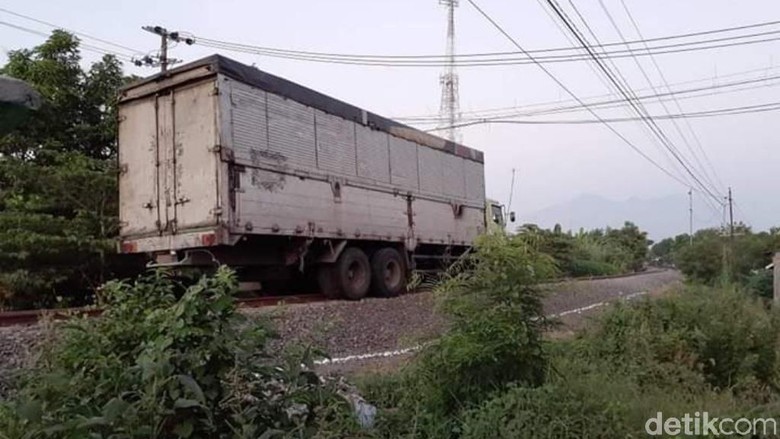 Viral Truk Nangkring di Atas Rel, Begini Faktanya Viral Truk Nangkring di Atas Rel, Begini Faktanya