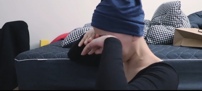 Dalam momen tersebut, Dawn Lee bahkan tidak bisa menahan tangisnya. Tangisnya pecah setelah hairstylist membotaki rambutnya. Dia pun menangis saat memberitahu kekasihnya tentang keadaan kepalanya yang kini sudah plontos.  Foto: dok. Instagram