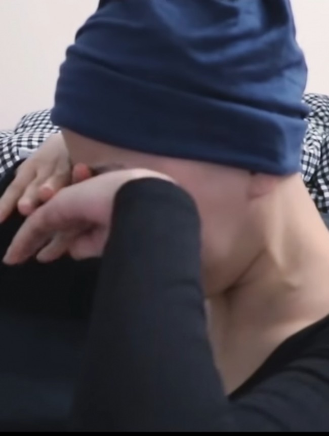 Dawn tak bisa menahan tangisnya. Jangan nangis, kata pacarnya. Aku nggak jadi ngasih topi kalau kamu nangis, ucapnya lagi yang bikin Dawn tertawa. Keduanya pun saling berpelukan. Foto: dok. Instagram