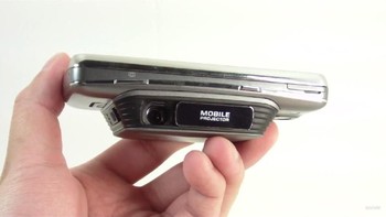 Ia punya proyektor di bagian belakangnya. Konsep semacam ini juga diterapkan oleh Motorola melalui salah satu Moto Mods miliknya. Foto: Istimewa
