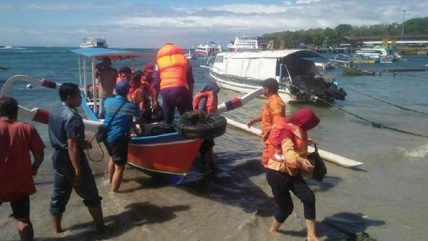 Foto: Evakuasi penumpang Kapal Lombok-Bali yang kandas (Dok. Basarnas Denpasar)
