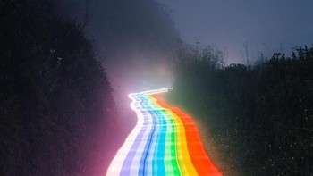 Dorongan awal yang membuat Daniel membuat seri Rainbow Road adalah setelah ia pindah dari California ke Connecticut. Dia merasa, dibandingkan California yang cerah, Connecticut tampak suram dan tidak berwarna. Kegelisahan ini dia tuangkan dengan cara kreatif. Foto: Daniel Mercandante via Brainberries