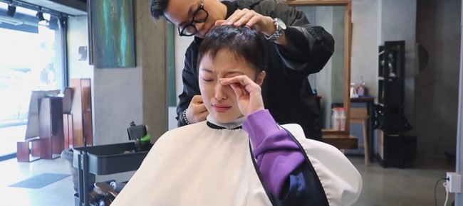 Foto: dok. Instagram, YoutubeMeski begitu, sebelumnya dia sempat tak bisa menahan air matanya ketika hair stylish mulai menggunting rambutnya.