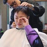 Foto: dok. Instagram, YoutubeMeski begitu, sebelumnya dia sempat tak bisa menahan air matanya ketika hair stylish mulai menggunting rambutnya.