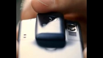 Di bagian belakang, ponsel ini memiliki headset bluetooth yang ketika terpasang pada ponsel akan terisi dayanya. Foto: Istimewa