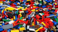 Lego, perusahaan mainan asal Denmark menjadi salah satu produk mainan no 1 yang dicari, mereka menyediakan mainan bongkar pasang untuk anak-anak. Istimewa/Sopa Images/Getty Images.