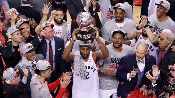 Pemain Toronto Raptors Kawhi Leonard mengangkat trofi juara NBA Wilayah Timur. Raptors pun maju ke Final NBA secara nasional untuk pertama kalinya. (Foto: Claus Andersen/Getty Images)