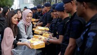 Aksi simpatik tersebut sebagai wujud apresiasi kepada anggota Polri-TNI yang menjaga keamanan saat berlangsung aksi 22 Mei 2019. Foto: dok. Aliansi Mahasiswa Cinta NKRI