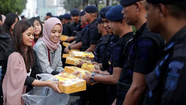 Saat yang Muda Berbagi Takjil untuk TNI Polri