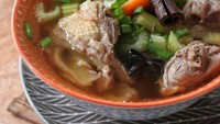 Sup ayam bisa juga ditambah rempah seperti kayumanis, cengkih dan pekak agar lebih hangat dan berkhasiat. Foto : Instagram @mamadee_85