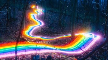 Daniel membuat foto ini dengan teknik khusus menggunakan kameranya. Foto kebanyakan diambil pada malam hari atau pagi buta dengan memanfaatkan teknik long exposure. Cara ini memungkinkan kamera menangkap cahaya bergerak yang hasil akhirnya terlihat seperti jejak pelangi. Foto: Daniel Mercandante via Brainberries