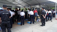 Pemeriksaan sebelum masuk ke arena gimnasium begitu ketat.