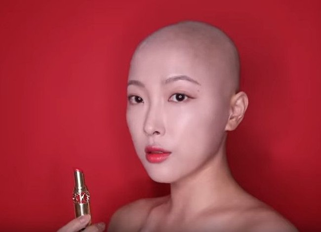 Seperti saat dia memberikan ulasan tentang lipstik dari YSL di Youtubenya. Wanita 20 tahun itu percaya diri mengekspos kepalanya yang sudah botak. Foto: dok. Youtube.