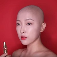 Seperti saat dia memberikan ulasan tentang lipstik dari YSL di Youtubenya. Wanita 20 tahun itu percaya diri mengekspos kepalanya yang sudah botak. Foto: dok. Youtube.