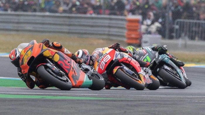 LE MANS, FRANCE - MAY 19: Pol Espargaro of Spain and Red Bull KTM Factory Racing  leads the field during the MotoGP race during the MotoGp of France - Race on May 19, 2019 in Le Mans, France. (Photo by Mirco Lazzari gp/Getty Images)