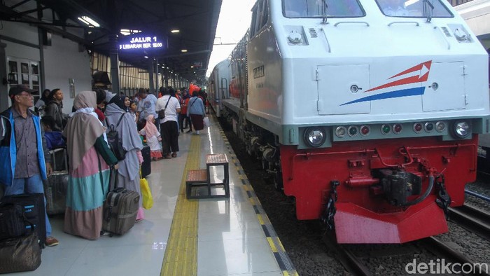 Dirut KAI, Edi Sukmoro melepas peserta mudik gratis KAI di Stasiun Pasar Senen, Jakarta. Ini foto-fotonya.