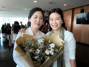 Veronica Tan Hadiri Acara Kelulusan Putrinya, Cantik Berbalut Blus Putih
