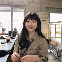 Kini, di sejumlah kesempatan Dawn tampak memakai wig. Tapi dia juga tak malu jika menunjukkan kepala botaknya.  Foto: dok. Instagram