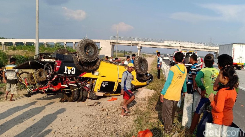 Sopir Ngantuk, SUV Tabrak Guard Rail Lalu Terbalik di Tol Nganjuk Sopir Ngantuk, SUV Tabrak Guard Rail Lalu Terbalik di Tol Nganjuk