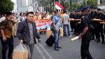 Saat yang Muda Berbagi Takjil untuk TNI Polri
