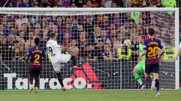 Rodrigo mencetak gol kedua Valencia ke gawang Barcelona. (