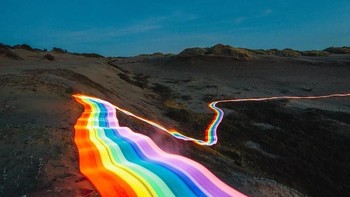 Jalanan pelangi ini tampak seperti jejak Mario Kart di dunia nyata. Daniel membuat foto-foto ini tanpa editan grafis berlebihan. Foto: Daniel Mercandante via Brainberries