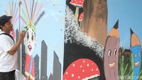 Tembok-temboknya juga telah dimural dengan beberapa gambar anak.