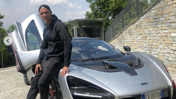 Ronaldo Pose dengan Mobil Baru