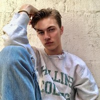 Nama Lucky Blue Smith jadi sensasi pada 2017 silam saat dia mengumumkan akan memiliki anak pertama dari model Stormi Bree.  Padahal usianya kala itu belum genap 19 tahun. Foto: dok. Instagram