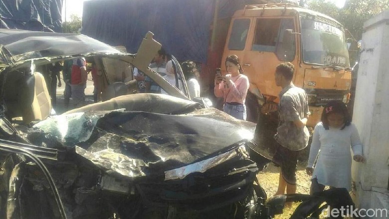 Truk, MPV, dan Motor Bertabrakan di Mojokerto, 3 Orang Tewas Truk, MPV, dan Motor Bertabrakan di Mojokerto, 3 Orang Tewas