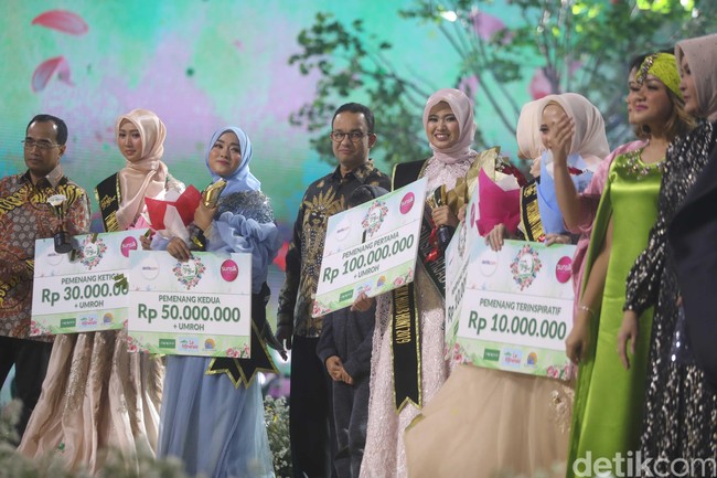 Gubernur DKI Jakarta Anies Baswedan naik ke atas panggung untuk menyematkan selempang juara dan pemberian piala untuk para juara Sunsilk Hijab Hunt 2019. Foto: Pradita Utama/Detikcom