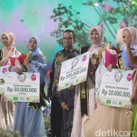 Gubernur DKI Jakarta Anies Baswedan naik ke atas panggung untuk menyematkan selempang juara dan pemberian piala untuk para juara Sunsilk Hijab Hunt 2019. Foto: Pradita Utama/Detikcom