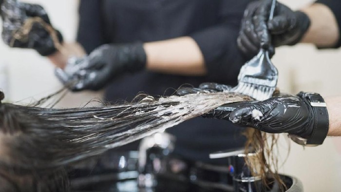 Ilustrasi bleaching untuk mewarnai rambut (Foto: iStock) Ilustrasi bleaching untuk mewarnai rambut (Foto: iStock)