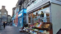 Banyak restoran halal dan swalayan yang menjajakan daging halal serta bumbu Asia di sekitar Edinburgh Central Mosque (Angga Fauzan/Istimewa)