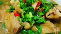 Wah yang ini sup ayam kampungnya ditambah cabai dan cincangan daun seledri melimpah. Siapa mau? Foto : Instagram @sueliyzzanorr